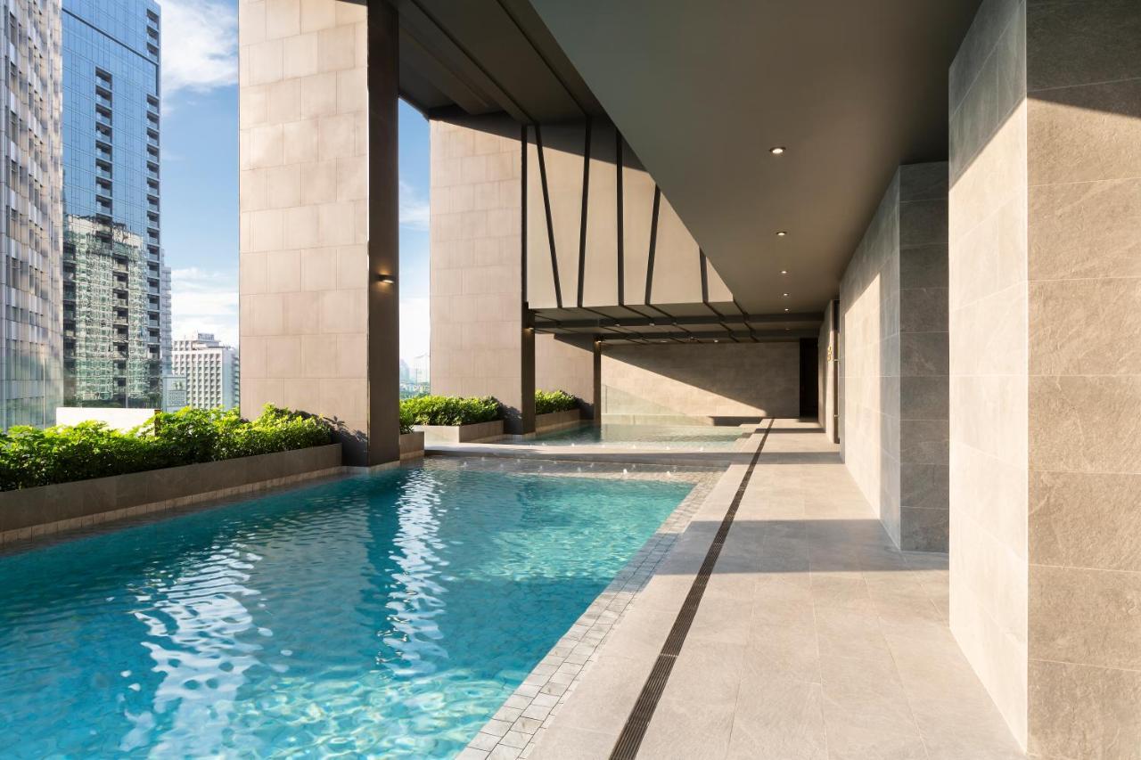 Ascott Thonglor Bangkok Hotell Exteriör bild The swimming pool at the 36th floor
