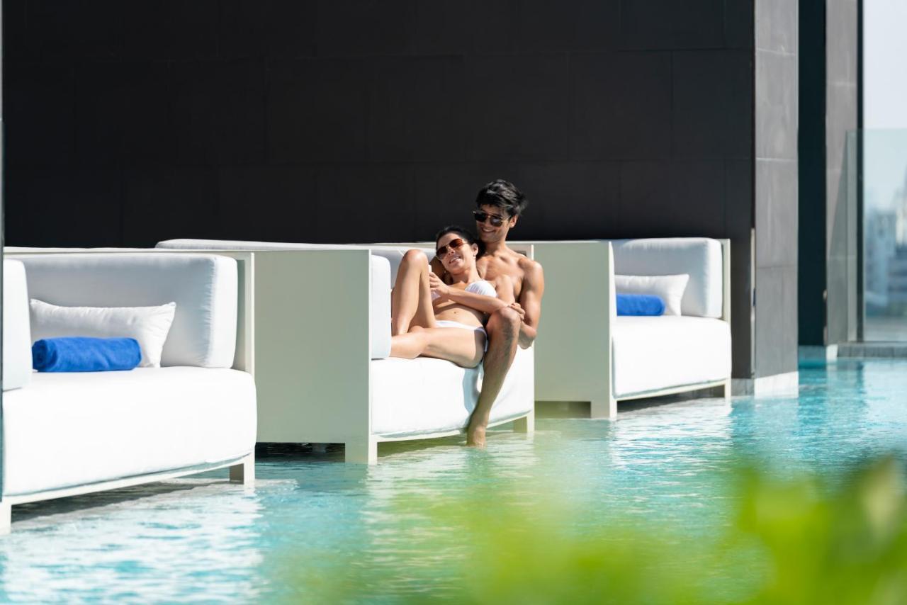 Ascott Thonglor Bangkok Hotell Exteriör bild The swimming pool at the hotel