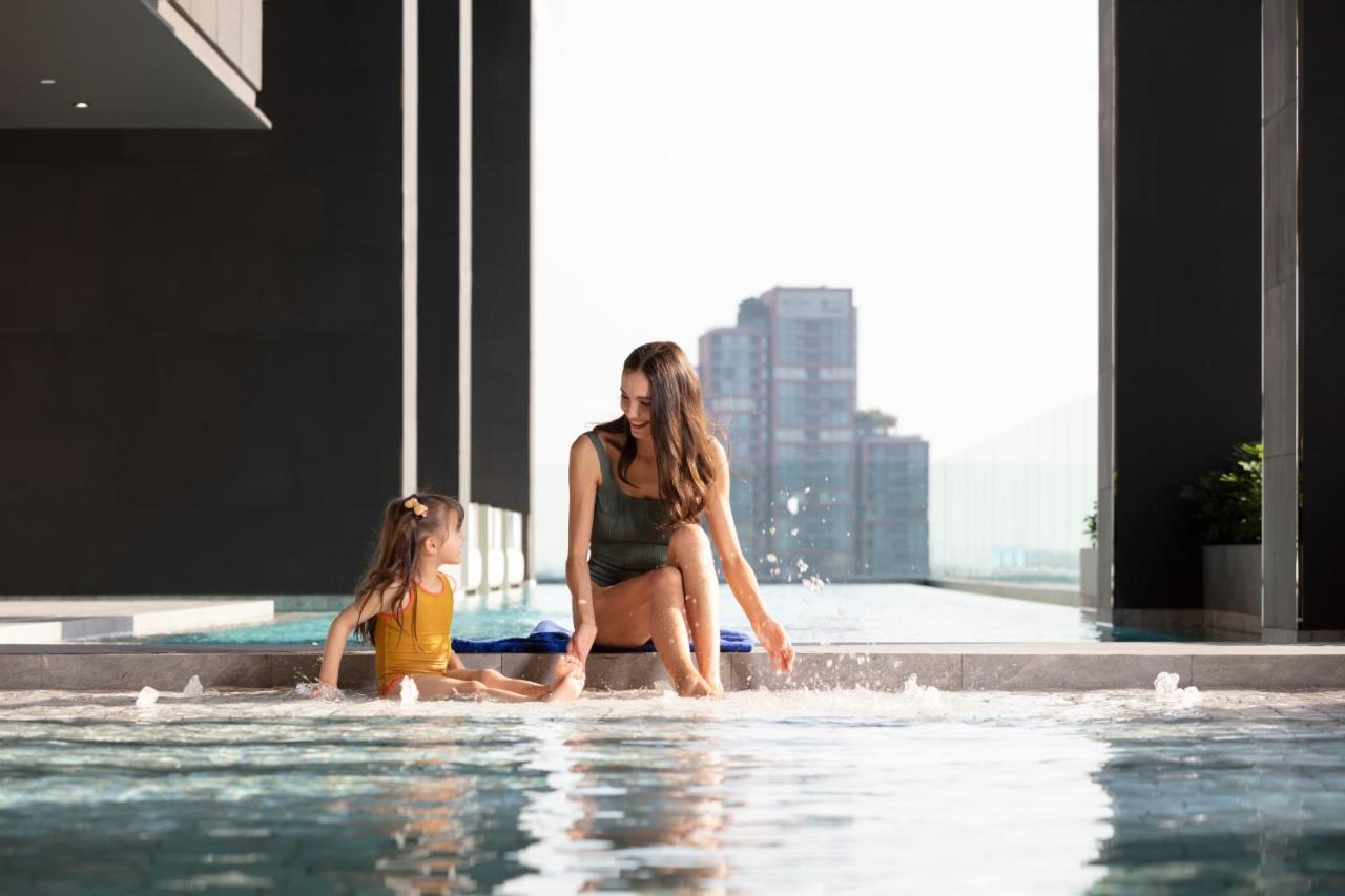 Ascott Thonglor Bangkok Hotell Exteriör bild The swimming pool at the 1018