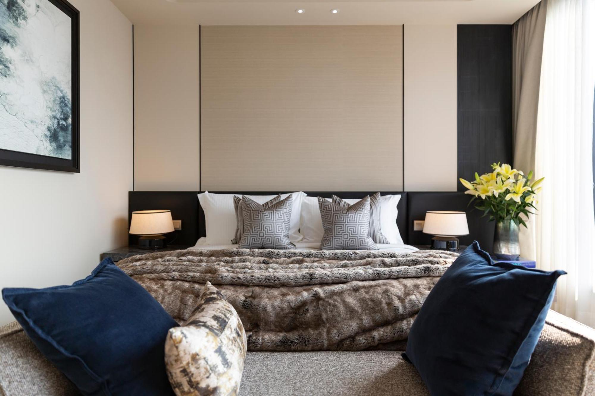 Ascott Thonglor Bangkok Hotell Exteriör bild A bedroom at The Dorchester