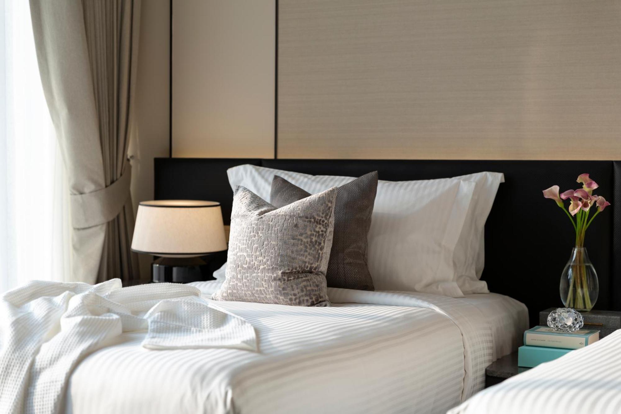 Ascott Thonglor Bangkok Hotell Exteriör bild A bed with a throw pillow