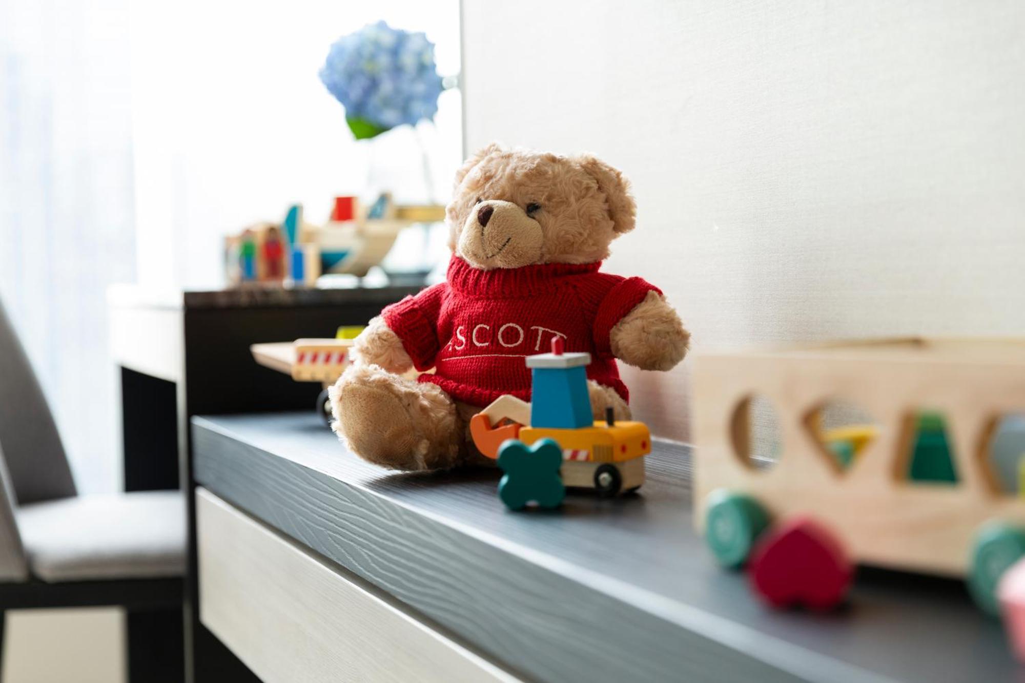 Ascott Thonglor Bangkok Hotell Exteriör bild A teddy bear with a red shirt