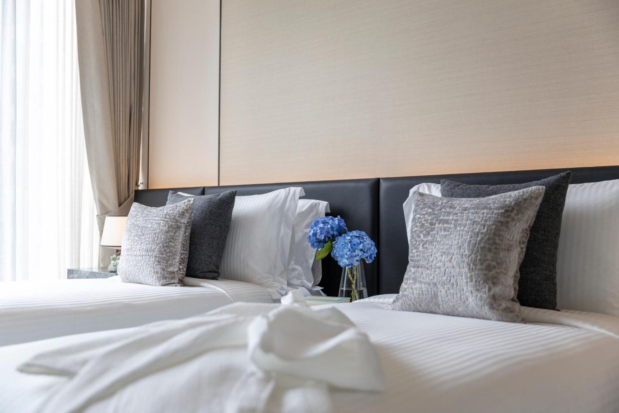 Ascott Thonglor Bangkok Hotell Exteriör bild A bed with pillows