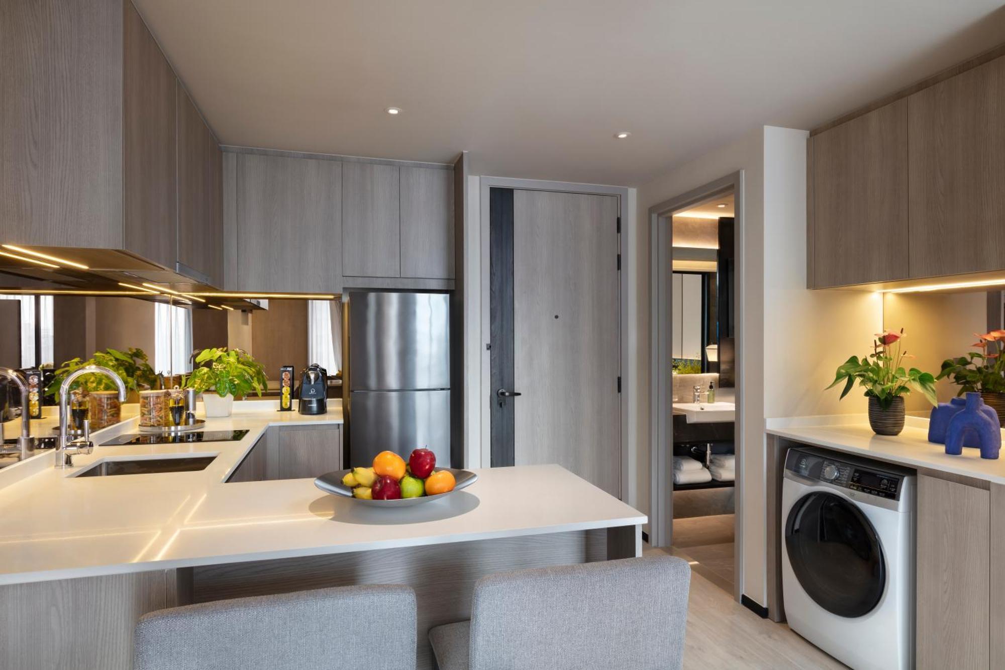 Ascott Thonglor Bangkok Hotell Exteriör bild A kitchen in a serviced apartment in Hong Kong