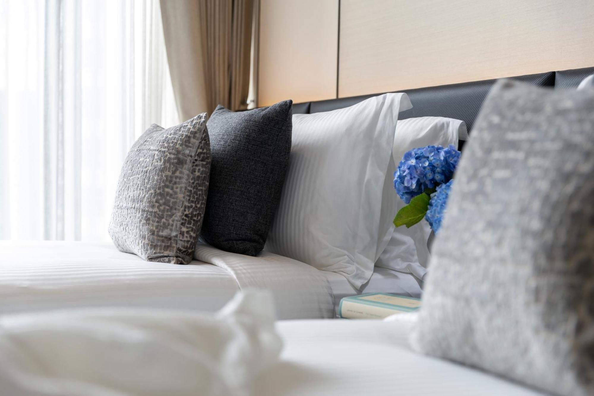 Ascott Thonglor Bangkok Hotell Exteriör bild A bed with pillows